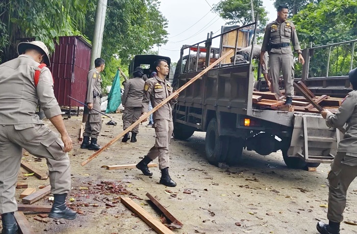 Satpol PP Padang Bongkar Bangunan Liar di Kawasan Air Manis