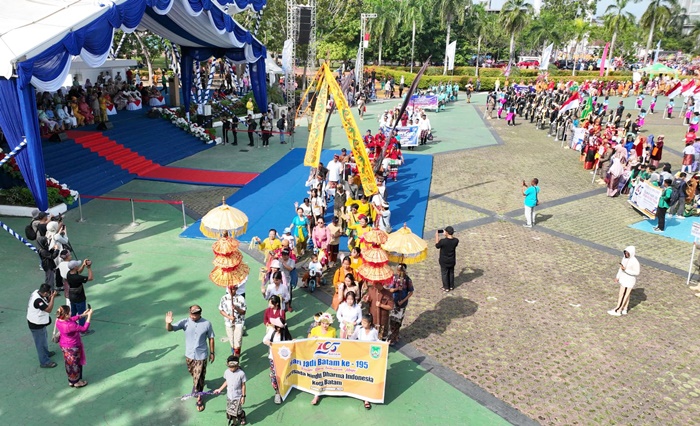 Semarakkan HJK Batam ke-195, Ribuan Warga Tumpah Ruah Ikuti Pawai Budaya di Jalan Engku Putri