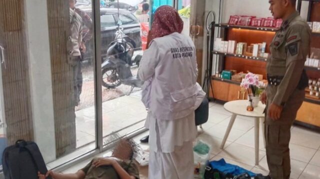 Seorang Pejalan Kaki Jadi Korban Lemparan Batu oleh ODGJ di Air Tawar Padang, Satpol PP Lakukan Pencarian Intensif