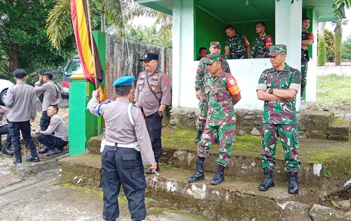 Personil TNI dari Kodim 0309 Solok dan personil Polres Solok Selatan saat pengamanan rekapitulasi suara Pilkada serentak tahun 2024 tingkat kabupaten Solok Selatan