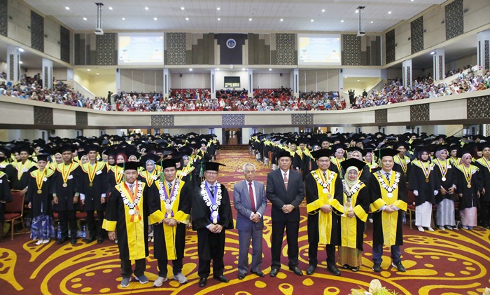 UNP Gelar Wisuda Angkatan ke-137, Rektor Ajak Lulusan Harus Kuasai AI untuk Hadapi Perkembangan Teknologi