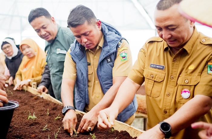 Wabup Jon Firman Pandu Kunjungi Greenhouse Berbasis Smart Farming di Air Dingin