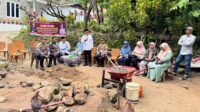 Wabup Solok Bersama Kapolres Serahkan Bantuan Bedah Rumah Tak Layak Huni