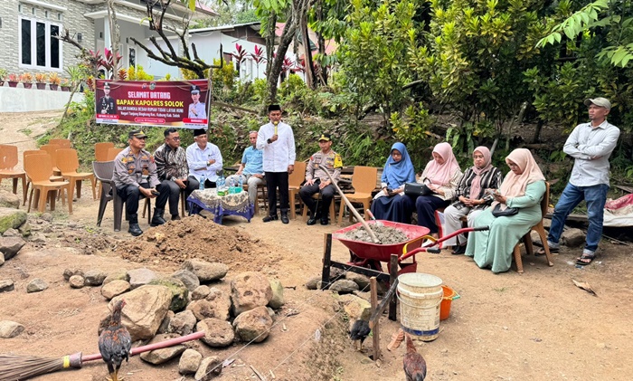 Wabup Solok Bersama Kapolres Serahkan Bantuan Bedah Rumah Tak Layak Huni