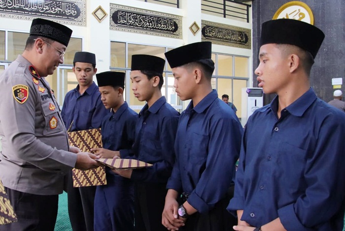 Wakapolda Beri Santunan kepada Anak Yatim di Lingkungan Polda Sumbar