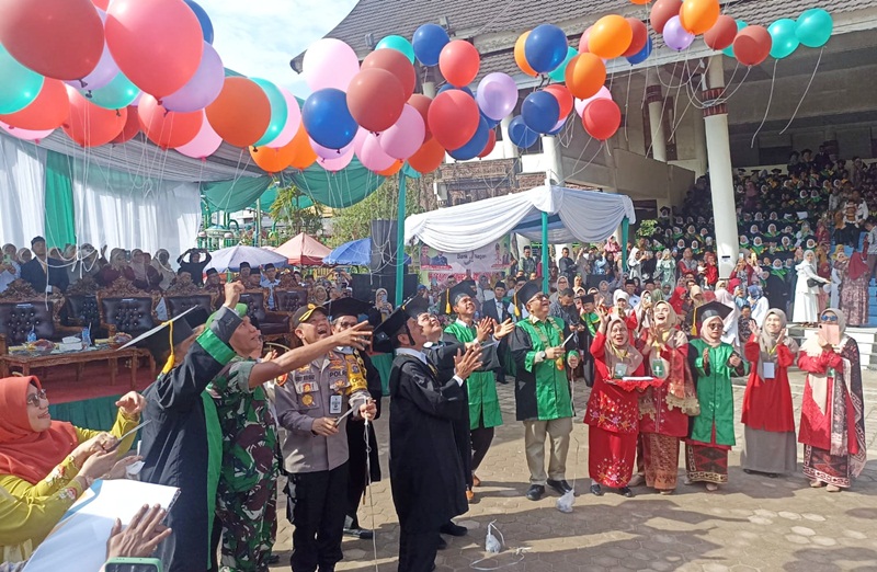 1.745 Siswa Ikuti Prosesi Wisuda Akbar Tahfidz Al-Quran di Kota Padang