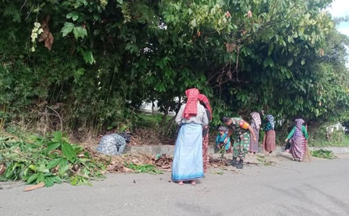 Babinsa Koramil 01Kota Solok bersama Warga Gelar Kerja Bakti, Perkuat Kebersamaan