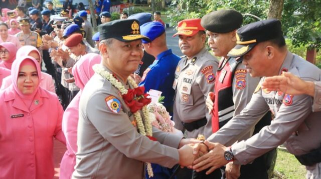 Disambut dengan Jajar Hormat, Kapolda Irjen Pol Gatot Tri Suryanta Tiba di Mapolda Sumbar