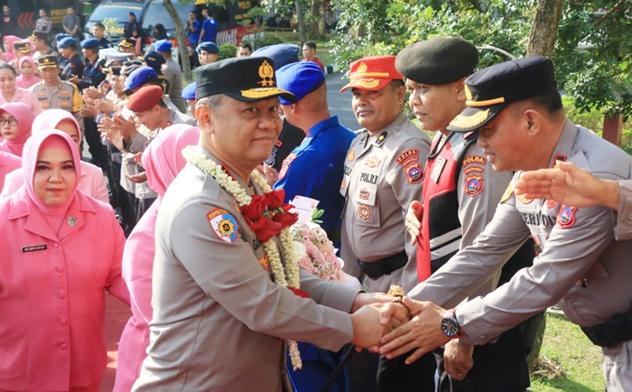 Disambut dengan Jajar Hormat, Kapolda Irjen Pol Gatot Tri Suryanta Tiba di Mapolda Sumbar