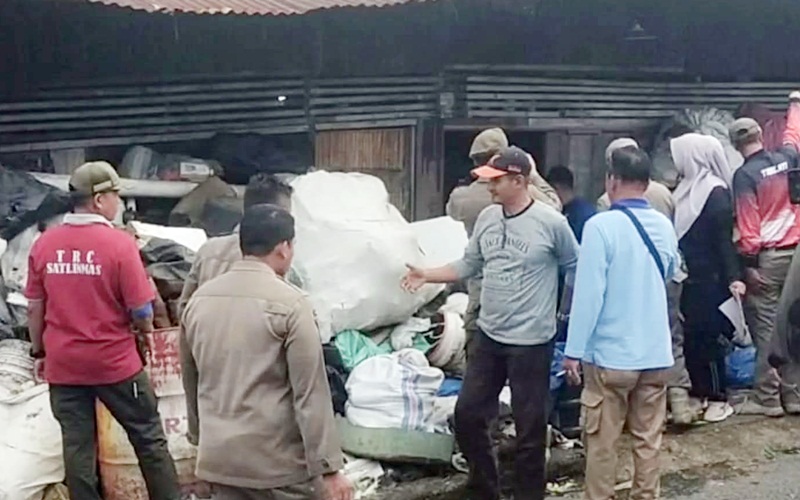 Ganggu Ketertiban Umum, Satpol PP Kota Padang Tertibkan Pengepul Barang Bekas di Kawasan Kalawi