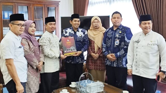 KPU Agam Serahkan SK Penetapan Bupati dan Wakil Bupati Terpilih ke DPRD