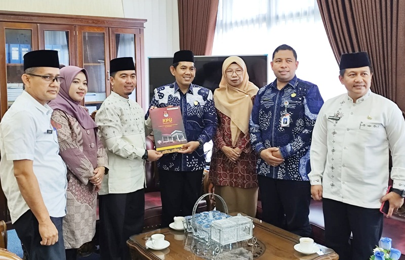 KPU Agam Serahkan SK Penetapan Bupati dan Wakil Bupati Terpilih ke DPRD