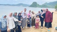 Keluarga Besar SDN 10 Tanah Lapang Sawahlunto Gelar Perpisahan Guru Purnabakti di Pantai Nirwana Padang