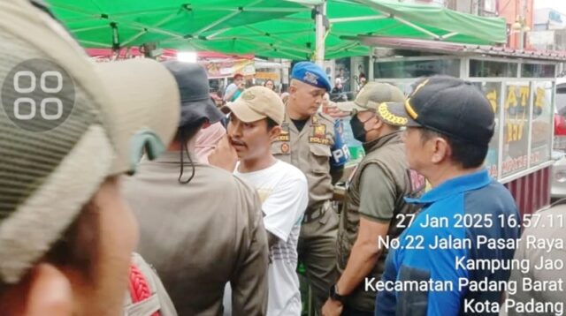 Nekat Buka Lapak Dagangan di Badan Jalan, Satpol PP Kota Padang Tertibkan PKL Kawasan Permindo