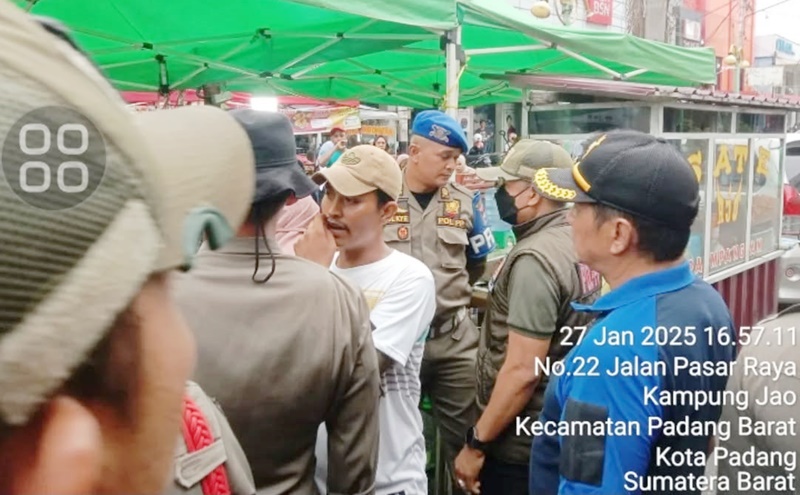 Nekat Buka Lapak Dagangan di Badan Jalan, Satpol PP Kota Padang Tertibkan PKL Kawasan Permindo