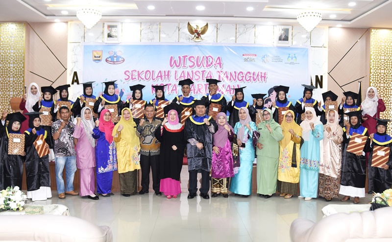 Pemko Pariaman Wisuda 60 Lansia, Wujudkan Lansia Tangguh dan Mandiri