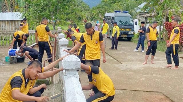 Polres Pesisir Selatan Gelar Program Jumat Barasiah di Masjid Kenagarian Kambang Barat, Lengayang