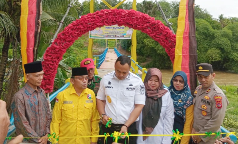 Resmikan Jembatan Gantung di Nagari Palangki, Bupati Sijunjung Pilkada Telah Usai, Saatnya Bersatu Membangun