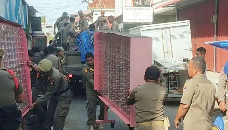 Satpol PP Kota Padang Tertibkan Belasan Barang Milik PKL yang Ditinggalkan di Kawasan Permindo