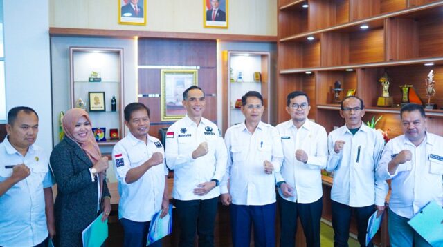 Sekda Medison Serahkan Surat Tugas kepada 5 Plt Pejabat di Bapenda Kabupaten Solok