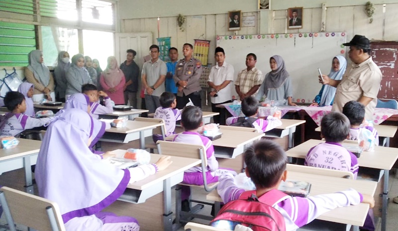 Tangis Haru Murid SDN 32 Banuaran Saat Polisi Berikan Makanan Bergizi Gratis