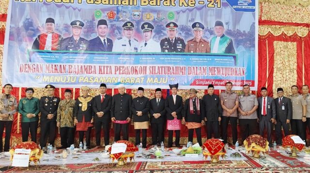 Tradisi Makan Bajamba Semarakkan Hari Jadi ke-21 Kabupaten Pasaman Barat