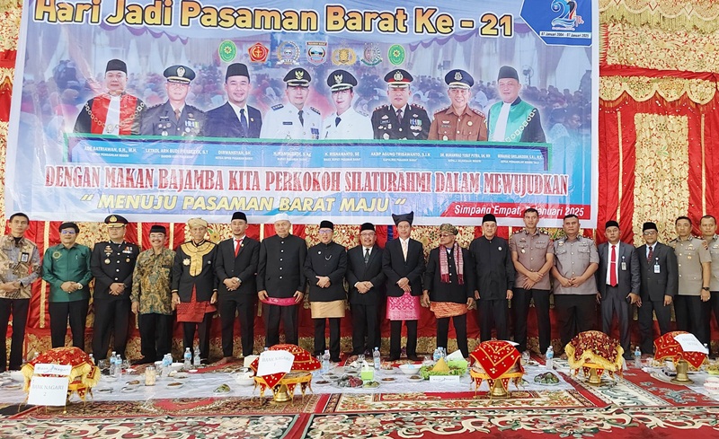 Tradisi Makan Bajamba Semarakkan Hari Jadi ke-21 Kabupaten Pasaman Barat