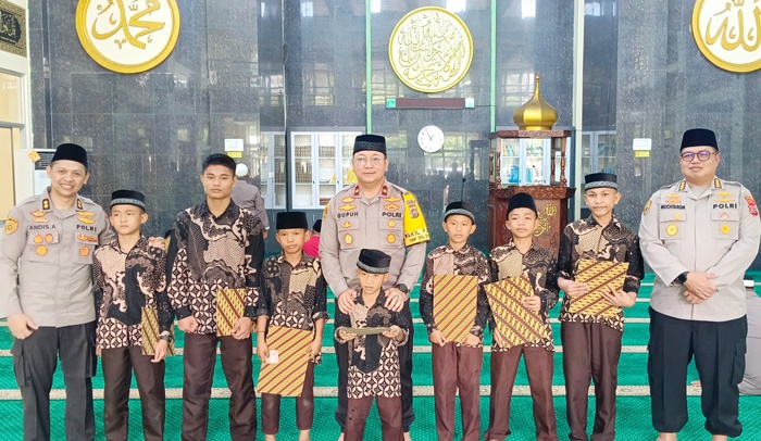 Wakapolda Sumbar Beri Santunan kepada Anak Yatim di Masjid Ar-Rahman