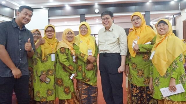 Alex Indra Lukman Ajak Kader Aisyiyah Sumbar Terapkan Pola Sawah Pokok Murah