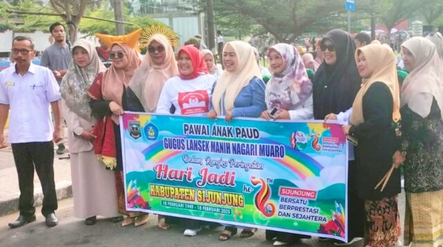 Bunda PAUD Hadiri Pawai Meriahkan HJK Sijunjung ke-76