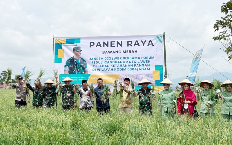 Dukung Ketahanan Pangan Danrem 032Wirabraja Ikuti Panen Raya Bawang Merah dan Peresmian FPCKL