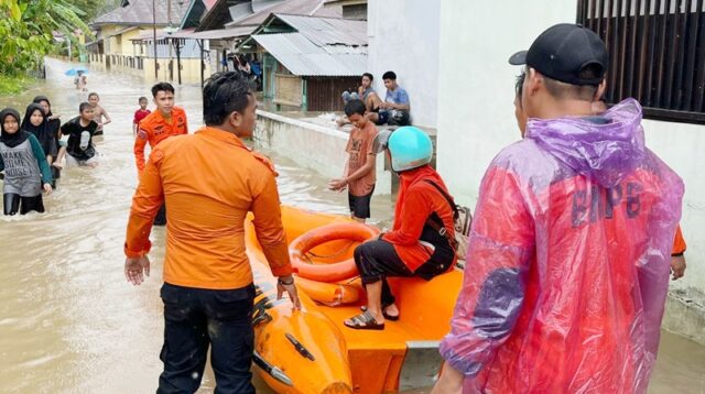 Gerak Cepat, Pemkab Solok Bantu Korban Banjir yang Melanda Sejumlah Wilayah