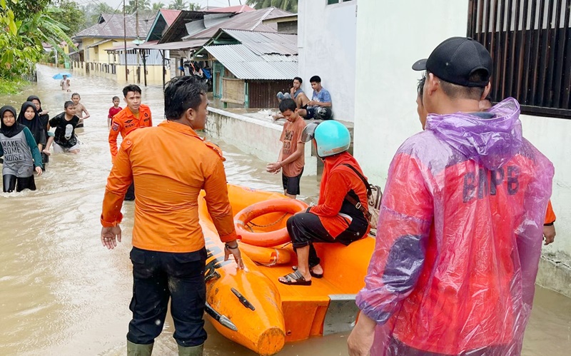 Gerak Cepat, Pemkab Solok Bantu Korban Banjir yang Melanda Sejumlah Wilayah