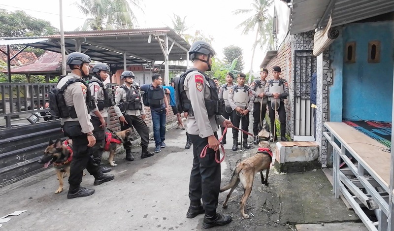 Gerebek Kampung Narkoba, Unit K-9 Polda NTB Berhasil Amankan 29,72 Gram Sabu dan 25 Orang Tersangka