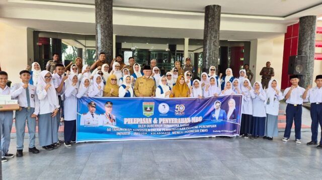 Gubernur Sumbar dan IWAPI Bagikan Ribuan Paket Makan Bergizi Gratis untuk Siswa di Kota Padang