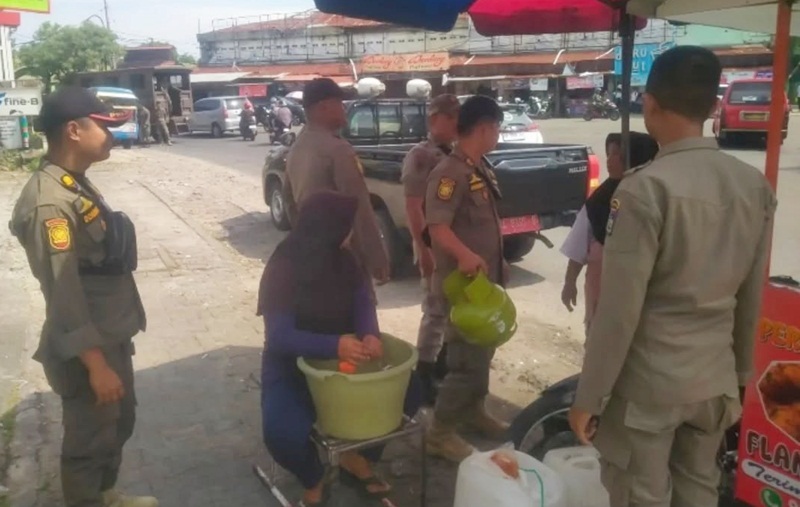 Gunakan Fasilitas Umum, Satpol PP Padang Tertibkan PKL di Berbagai Lokasi