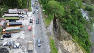 Jalan Amblas di KM 61.500 Malibo Anai, Satlantas Polres Padang Pariaman Berlakukan Sistem Buka Tutup