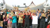 Kapolda Sumbar Ikuti Kemeriahan Festival Makan Durian Basamo di CFD Kota Padang