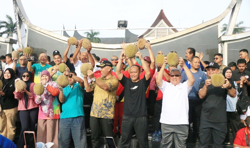 Kapolda Sumbar Ikuti Kemeriahan Festival Makan Durian Basamo di CFD Kota Padang