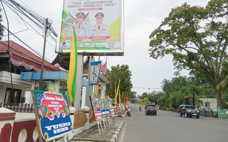 Karangan Bunga Berjejer Saat Pelantikan Bupati dan Wabup Sijunjung Benny-Radi