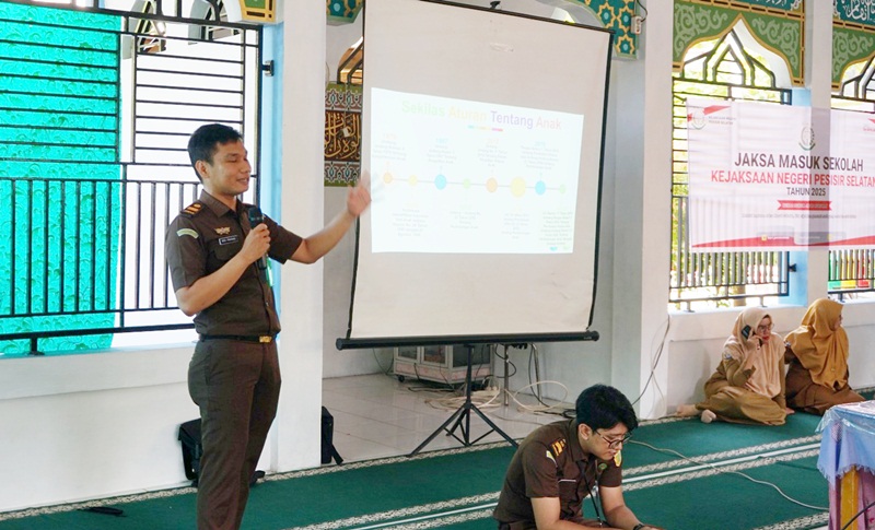 Kejari Pesisir Selatan Ingatkan Bahaya Kenalan Remaja pada Kegiatan Jaksa Masuk Sekolah di SMPN 1 Painan