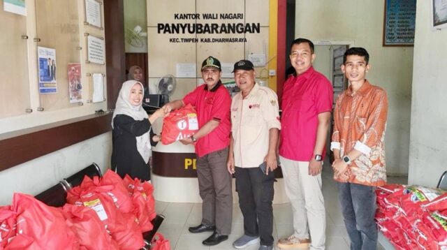 Ketua DPD PDIP Sumbar Alex Indra Lukman Salurkan Bantuan untuk Warga Terdampak Banjir di Dharmasraya