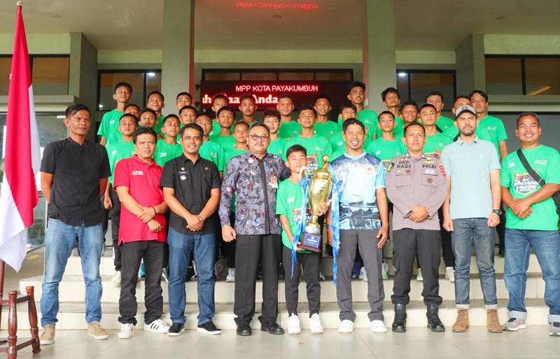 Pj Wali Kota Suprayitno Lepas SSB Bintang Timur Payakumbuh Menuju Piala Soeratin U-13 di Yogyakarta