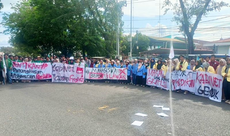 Ratusan Mahasiswa Gelar Aksi Indonesia Gelap di Depan Gedung DPRD Sumbar, Kritik 100 Hari Prabowo-Gibran