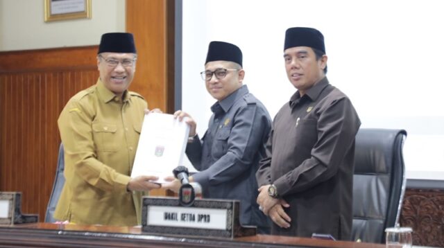 Wakil Wali Kota Bukittinggi Serahkan LKPJ 2024 dan Dua Ranperda Strategis dalam Rapat Paripurna DPRD