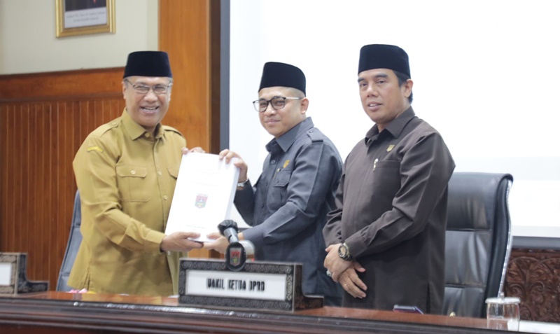 Wakil Wali Kota Bukittinggi Serahkan LKPJ 2024 dan Dua Ranperda Strategis dalam Rapat Paripurna DPRD