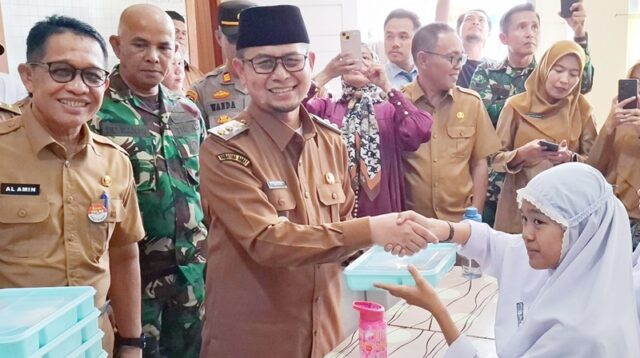 Wakil Wali Kota Bukittinggi Tinjau Langsung Program Makan Bergizi Gratis di SMPN 2