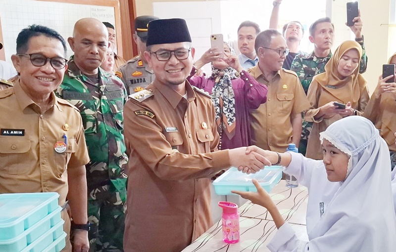 Wakil Wali Kota Bukittinggi Tinjau Langsung Program Makan Bergizi Gratis di SMPN 2