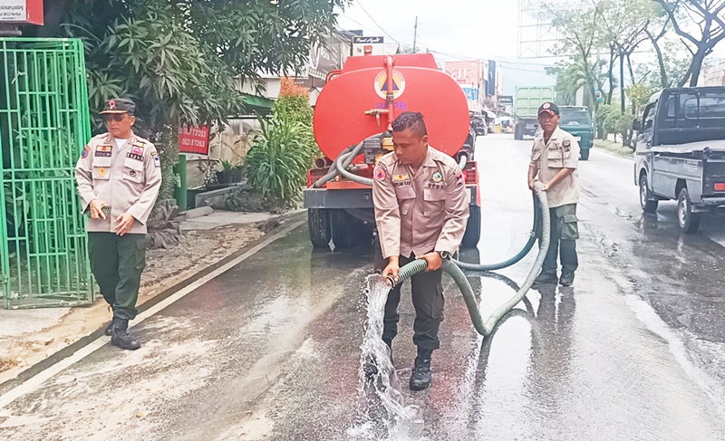 Wali Kota Padang Instruksikan Penyiraman Jalan Lubuk Begalung-Indarung untuk Atasi Debu Gypsum