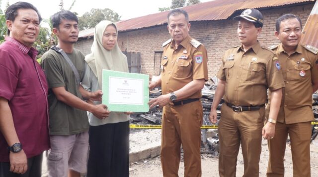 Wawako Elzadaswarman Salurkan Bantuan bagi Korban Kebakaran di Jalan Pacuan Kota Payakumbuh